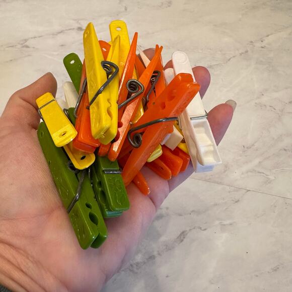 Vintage Mcm kitschy plastic clothes pin orange avocado green yellow flower print - Picture 7 of 8